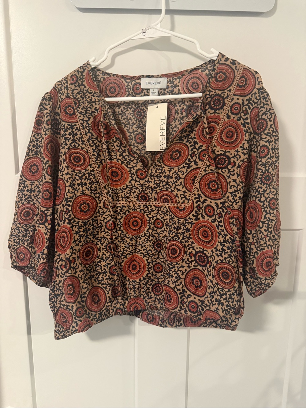 Evereve Women's Tan and Rust Printed V-Neck Blouse NWT Size Large